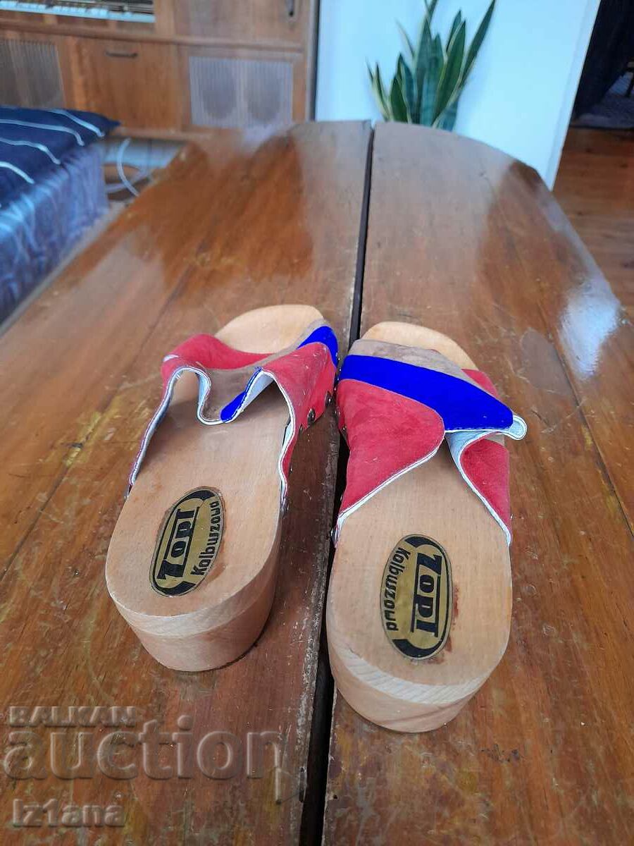 Licitație Papuci vechi de lemn