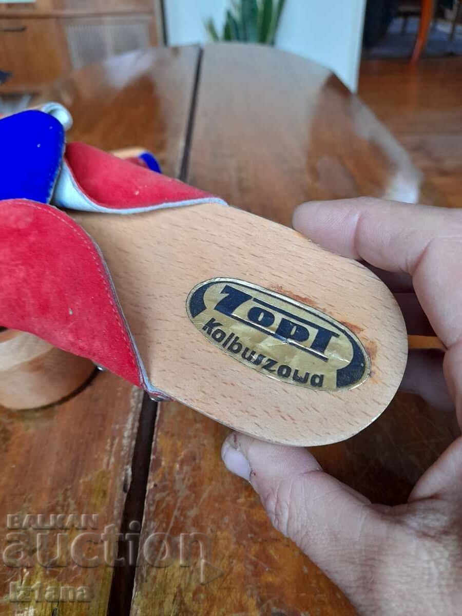 Livrarea Papuci vechi de lemn