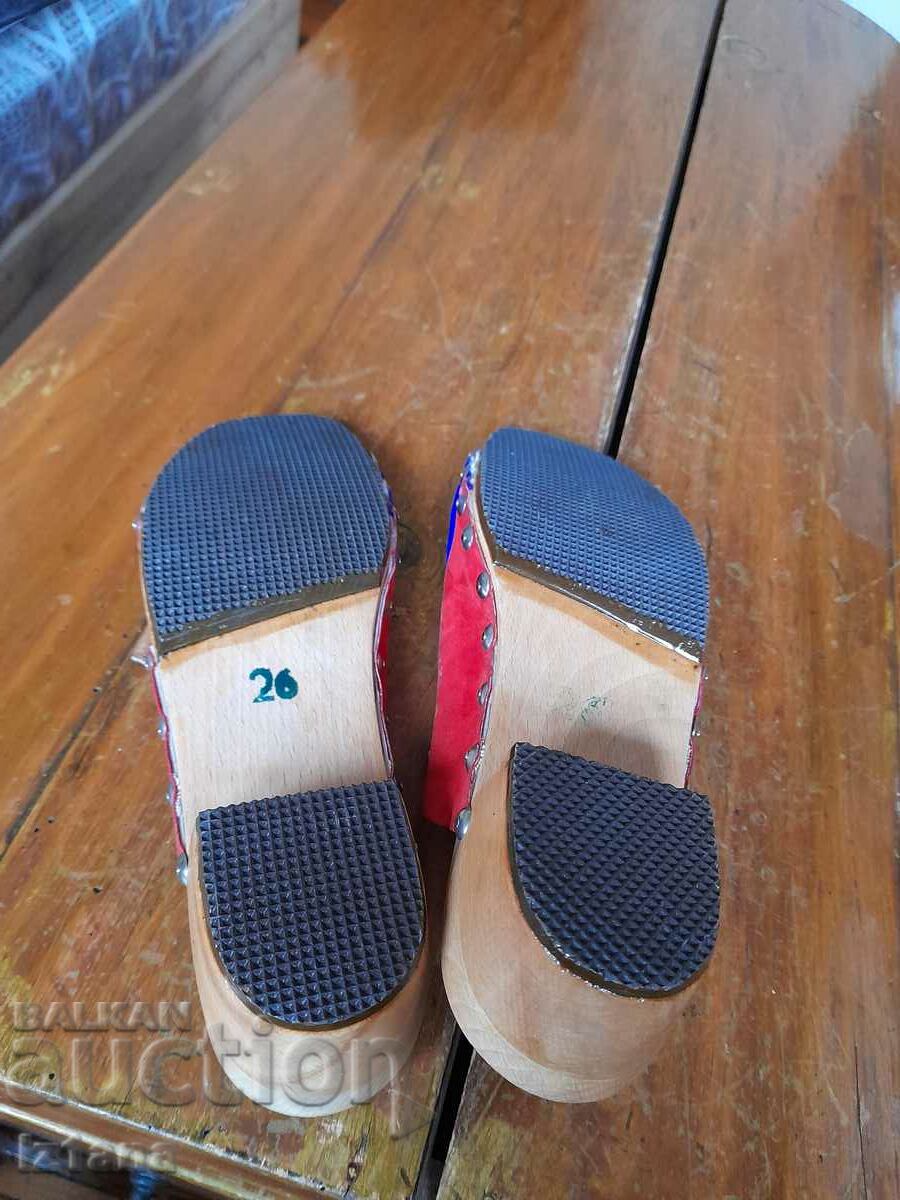 Papuci vechi de lemn - 5