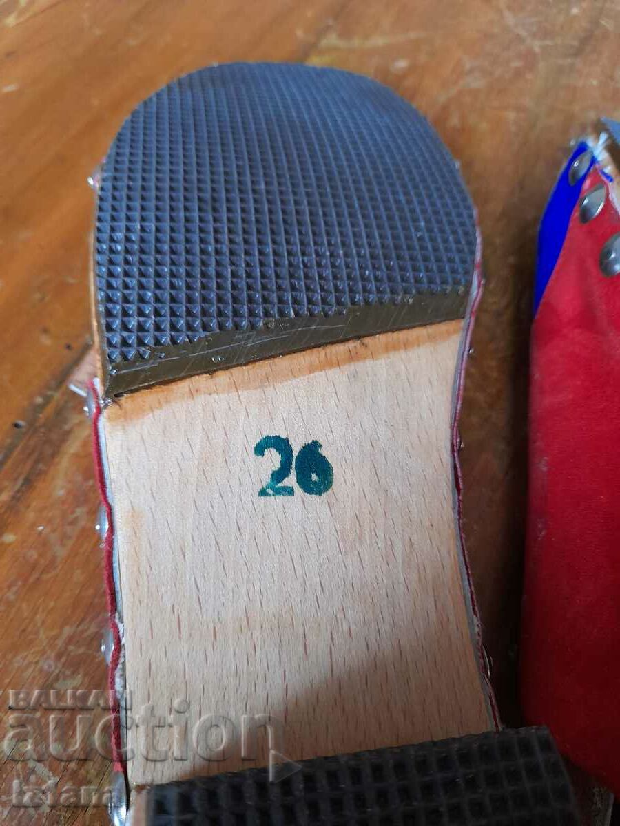 Papuci vechi de lemn - 6