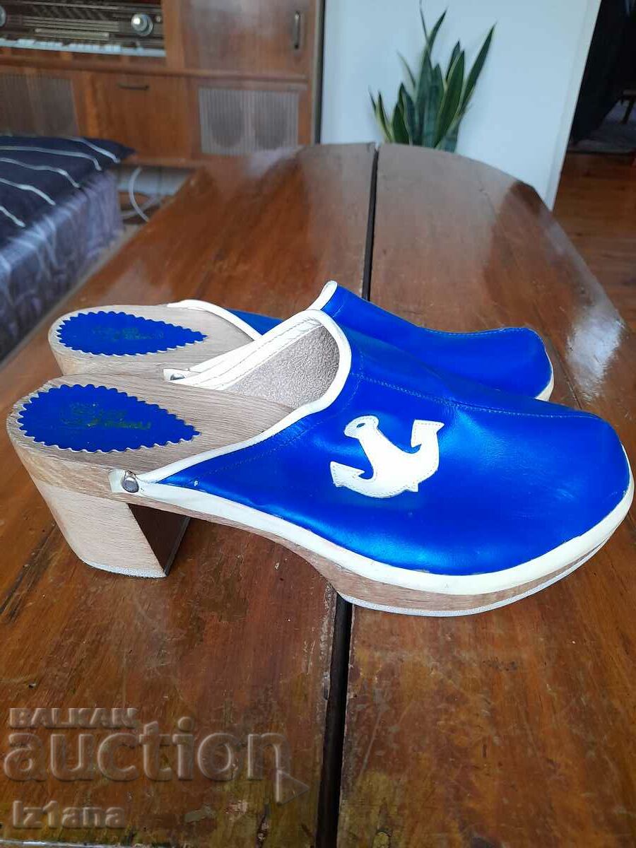 Pantofi vechi, papuci, saboți cu preț 65.00 BGN | € 33.23