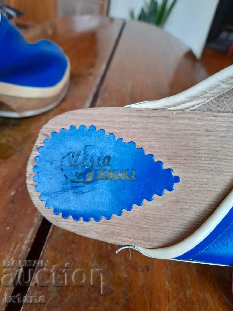 Pantofi vechi, papuci, saboți - 6