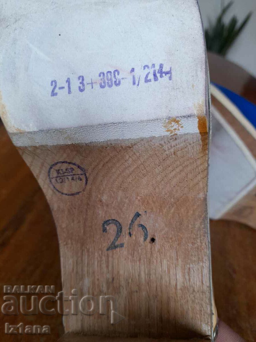 Pantofi vechi, papuci, saboți - 7