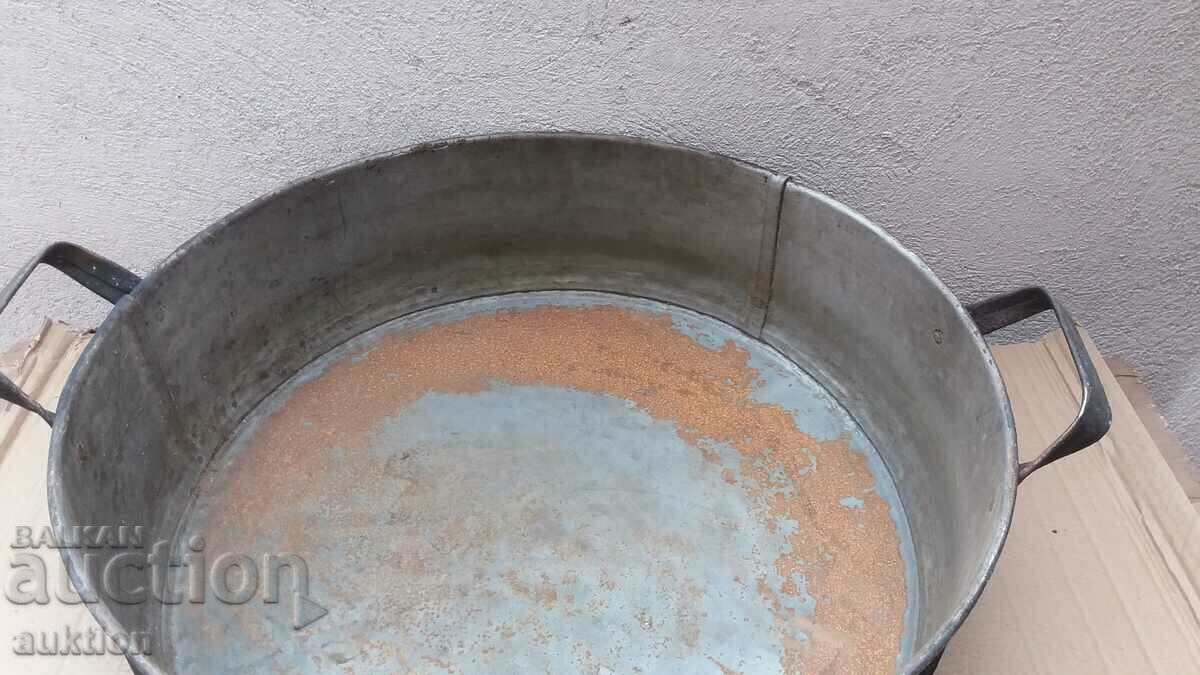 Delivery of OLD SOLID METAL TRAY FOR LAMB, LUTENICE, ETC.