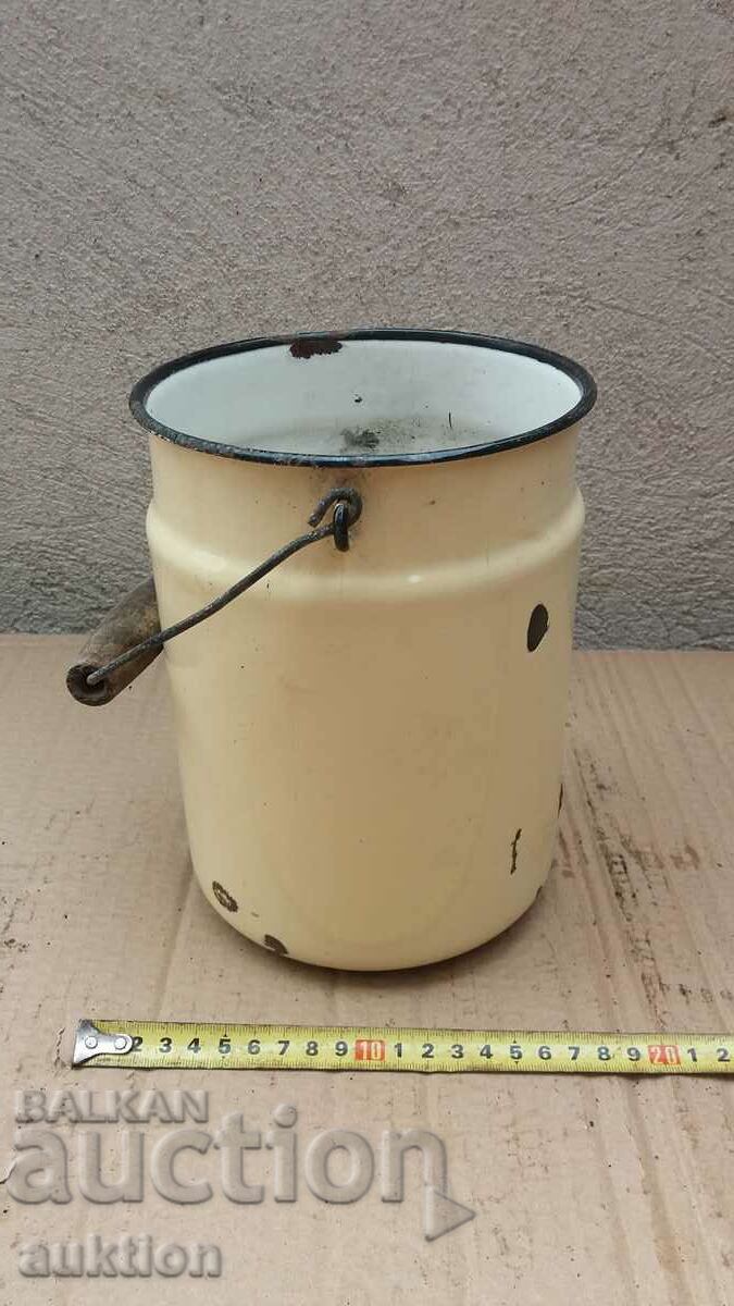 Auction OLD BUCKET, ENAMEL DISH. Auction OLD BUCKET, ENAMEL DISH.