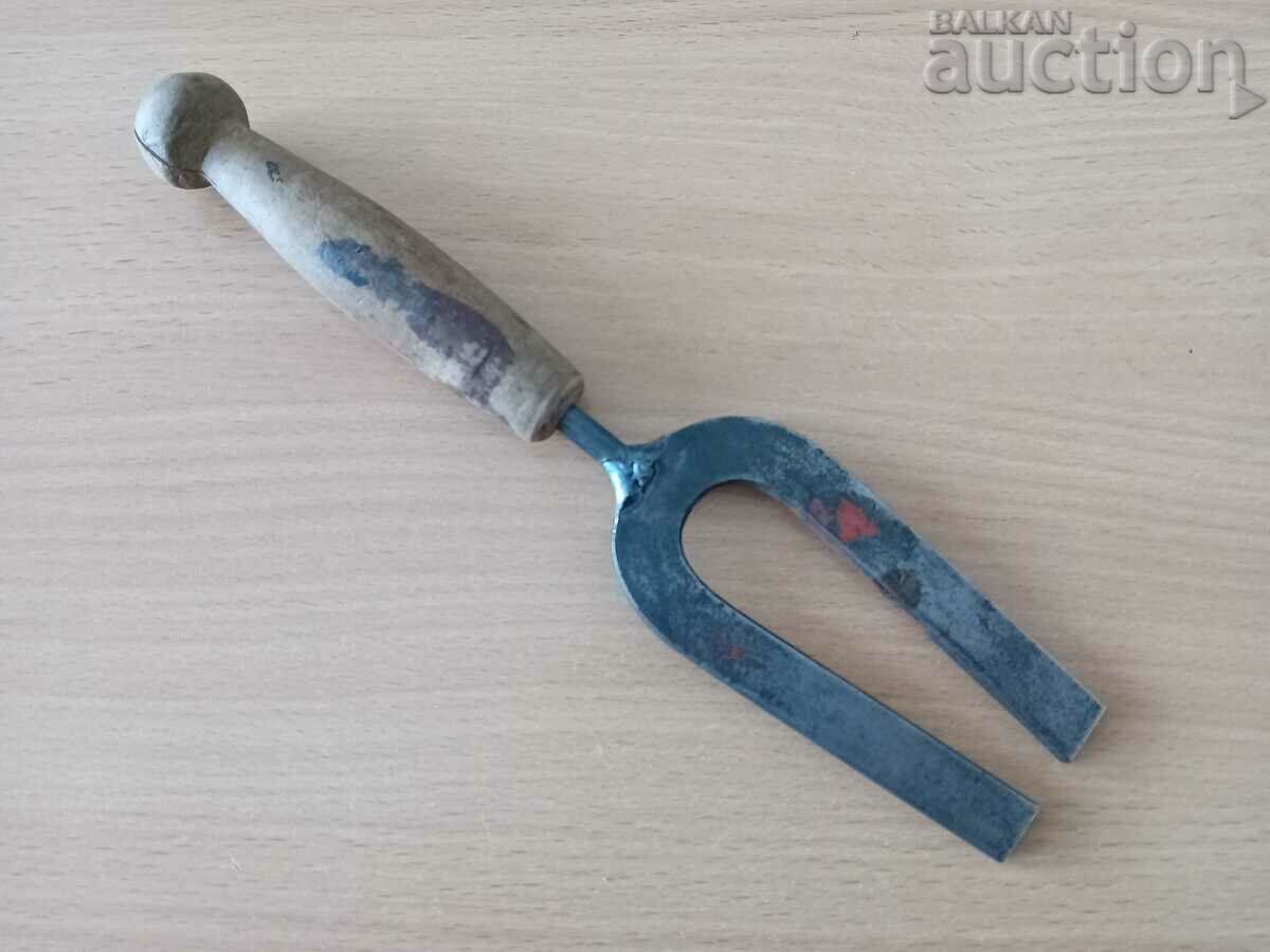 Auction  an old ptimitive tuning fork