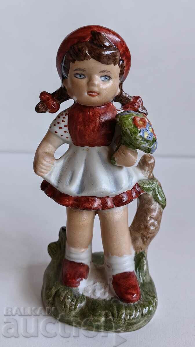 PORCELAIN FIGURE THE RED RIDING RIDING RIDING STATUETTE MARKED