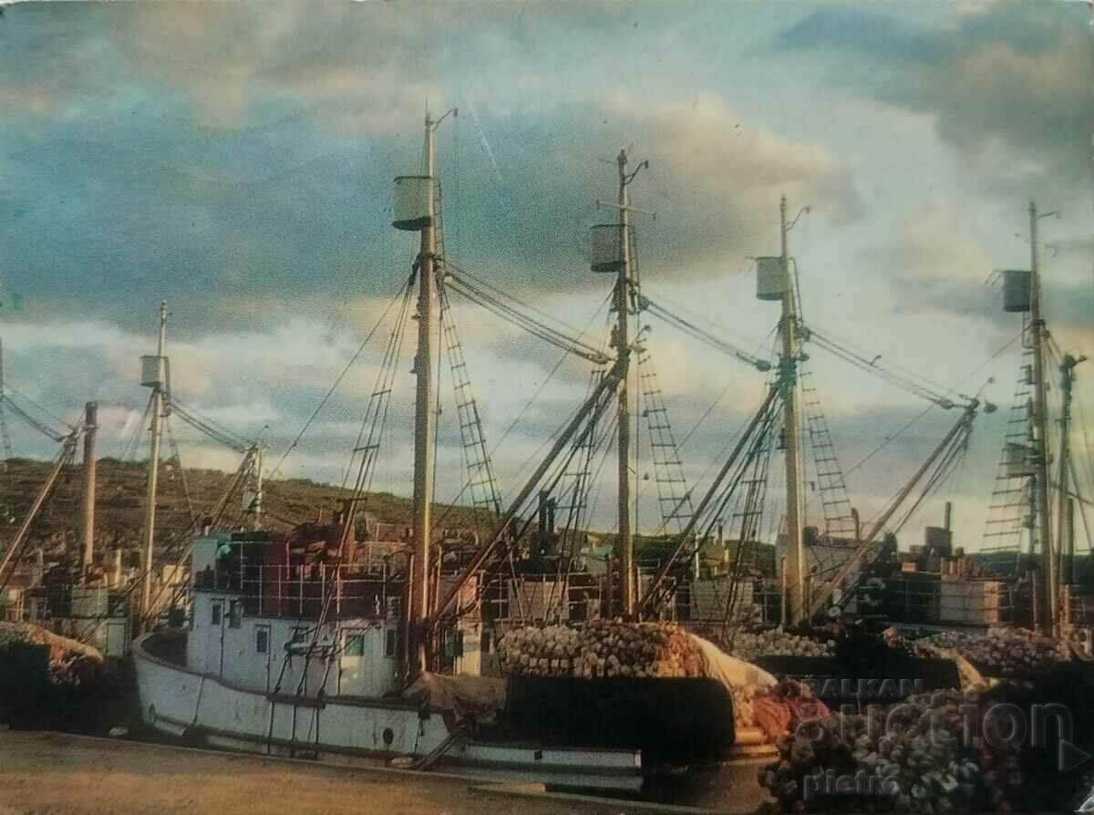 България Пощенска картичка. 1977г. Созопол пристанището ....