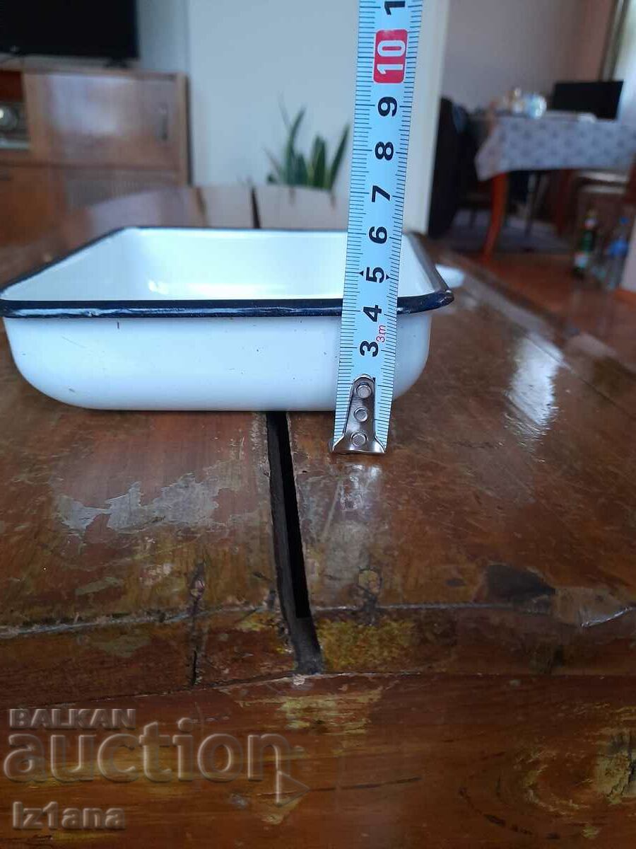 Delivery of Old enamel food box Delivery of Old enamel food box