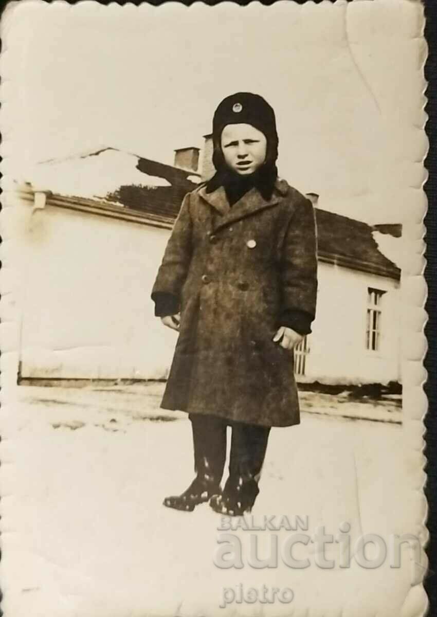 България Стара снимка фотография - момче с шапка и ботуши...