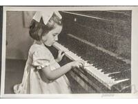 България Стара снимка фотография - малко момиче свири на ...