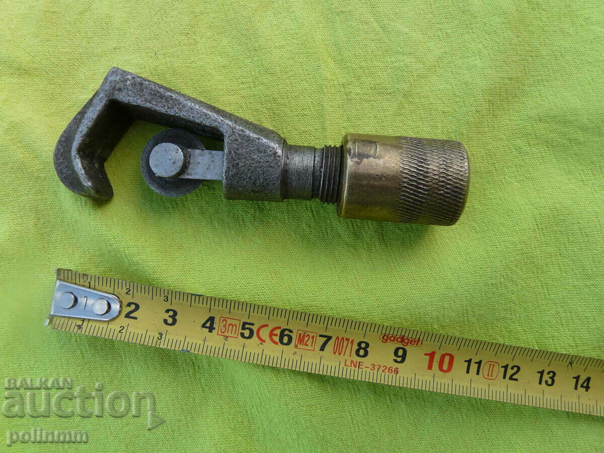 Old pipe cutter with price 35.00 BGN | € 17.90 Old pipe cutter with price 35.00 BGN | € 17.90