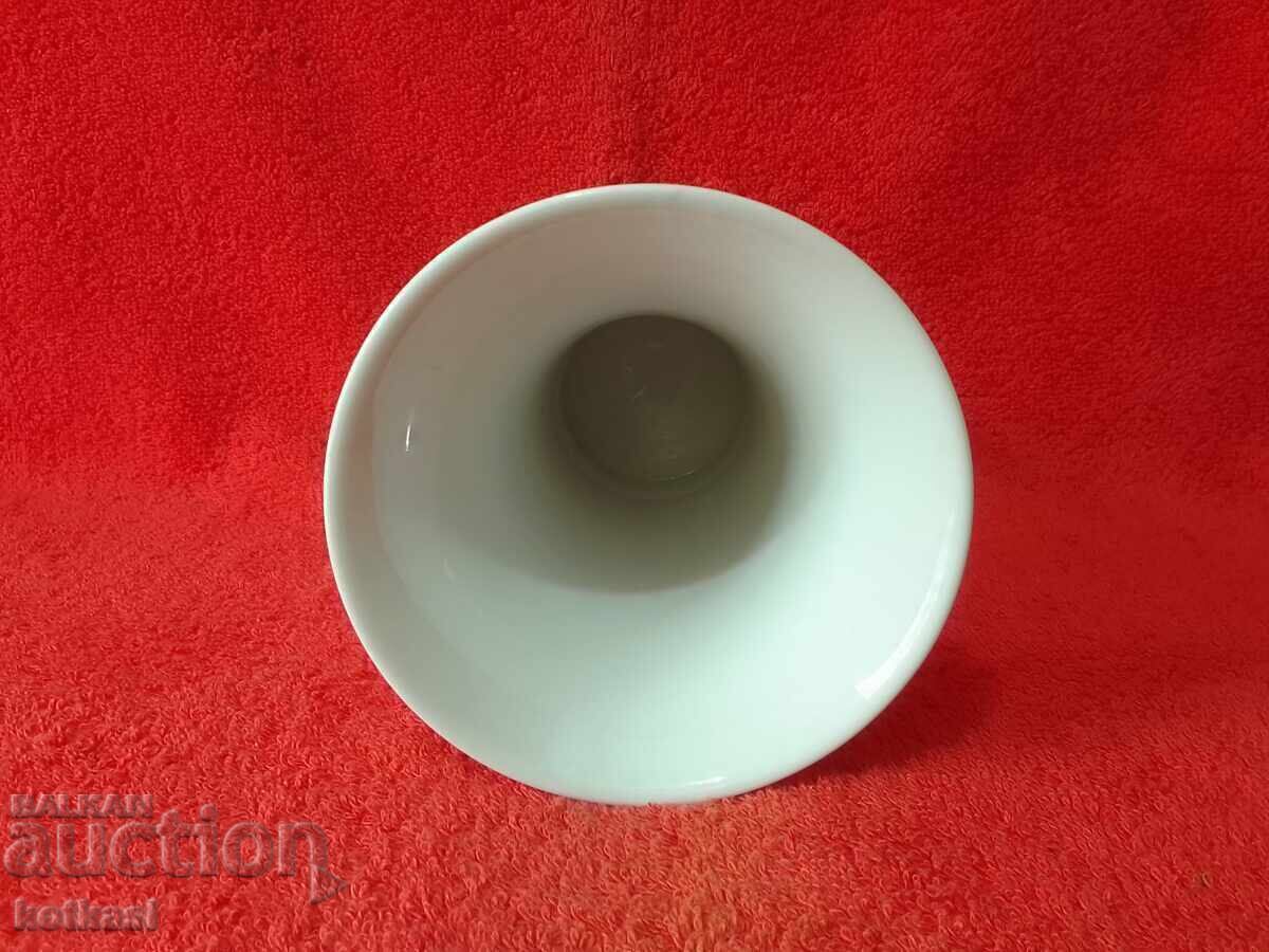 Vaza veche de portelan marcata Schumann GERMANIA cu preț 21.50 BGN | € 10.99 Vaza veche de portelan marcata Schumann GERMANIA cu preț 21.50 BGN | € 10.99