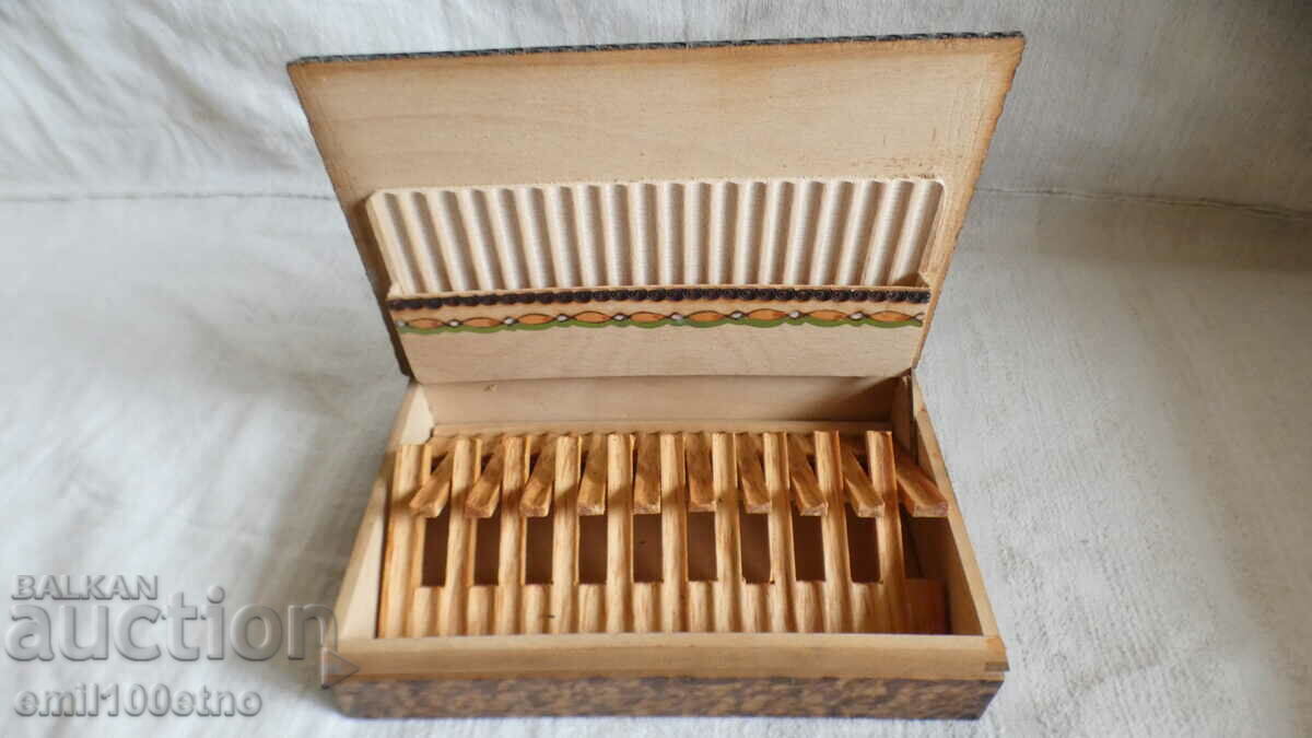 Auction Pyrographed wooden cigarette box - snuffbox Auction Pyrographed wooden cigarette box - snuffbox