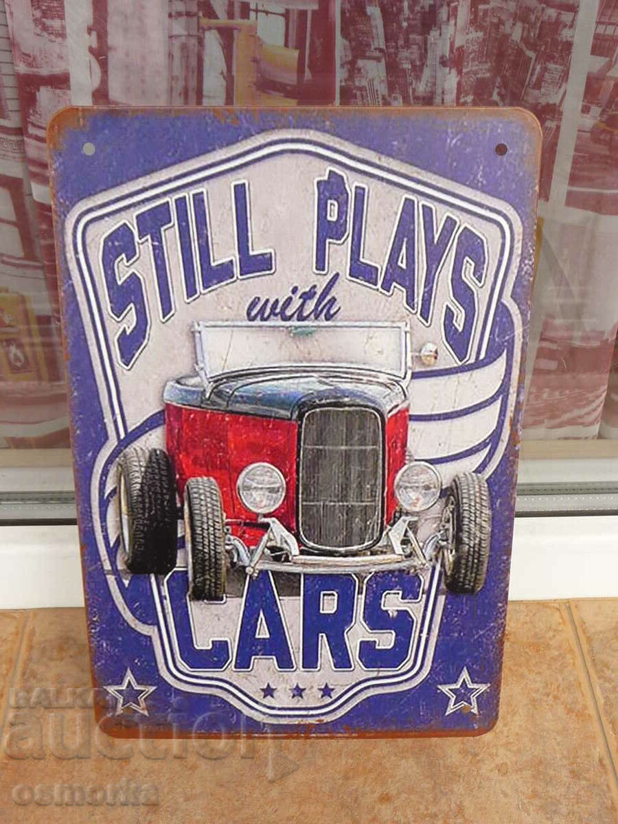 Αυτοκίνητο από μεταλλική πλάκα εξακολουθεί να παίζει με τα αυτοκίνητα vintage car ga