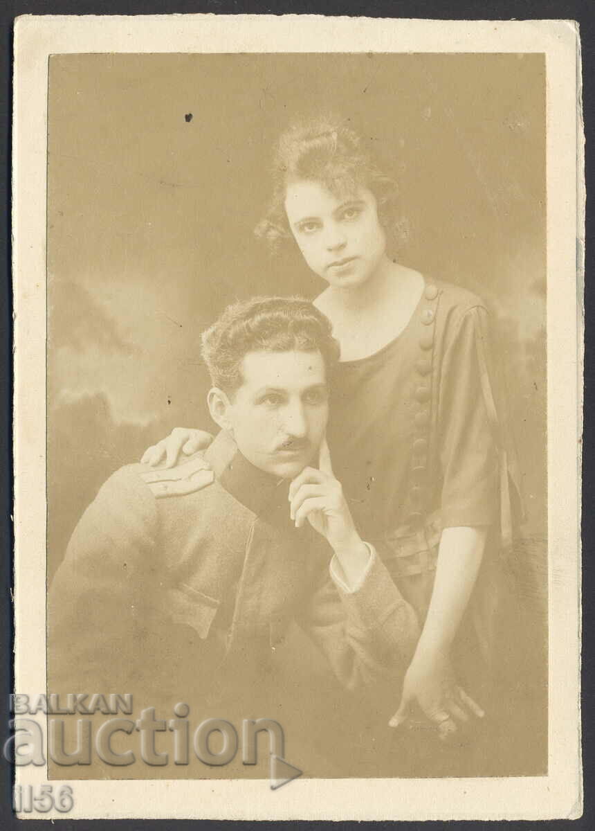 Снимка - български офицер със съпруга - картон ок. 1918 г.