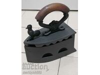 Ένα παλιό σίδερο στη φωτιά