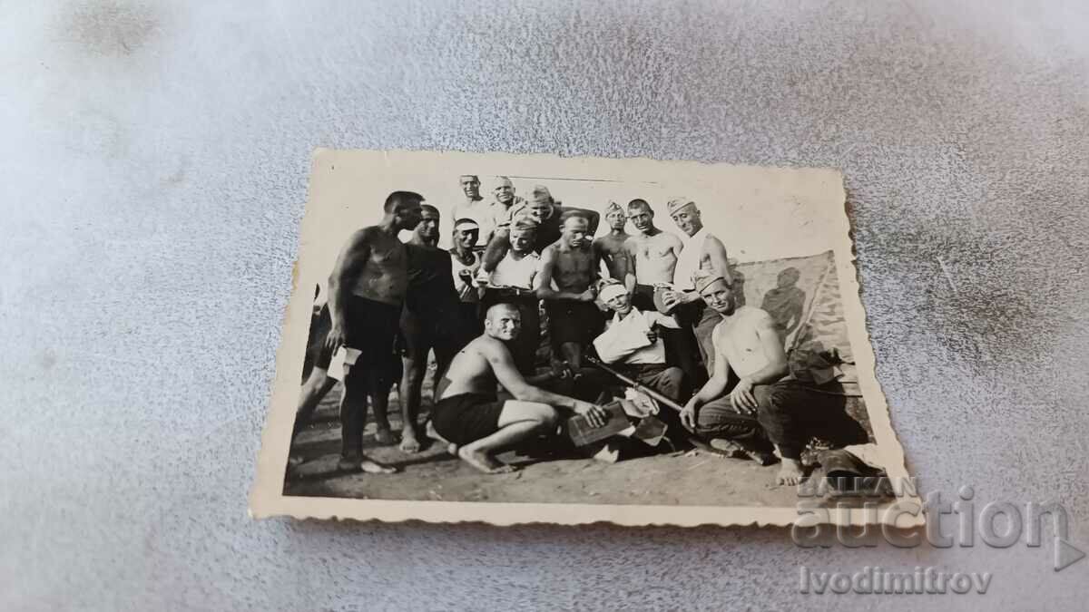 Снимка Войници по къси панталони и голи до кръста 1941