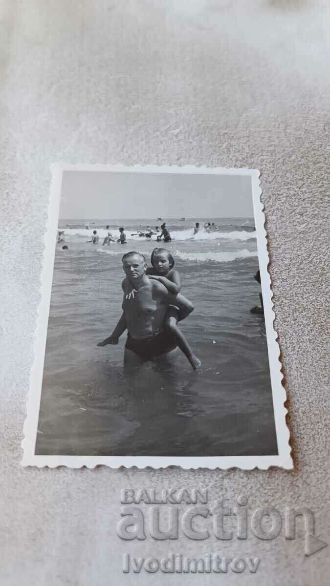 Снимка Мъж и момиченце на брега на морето