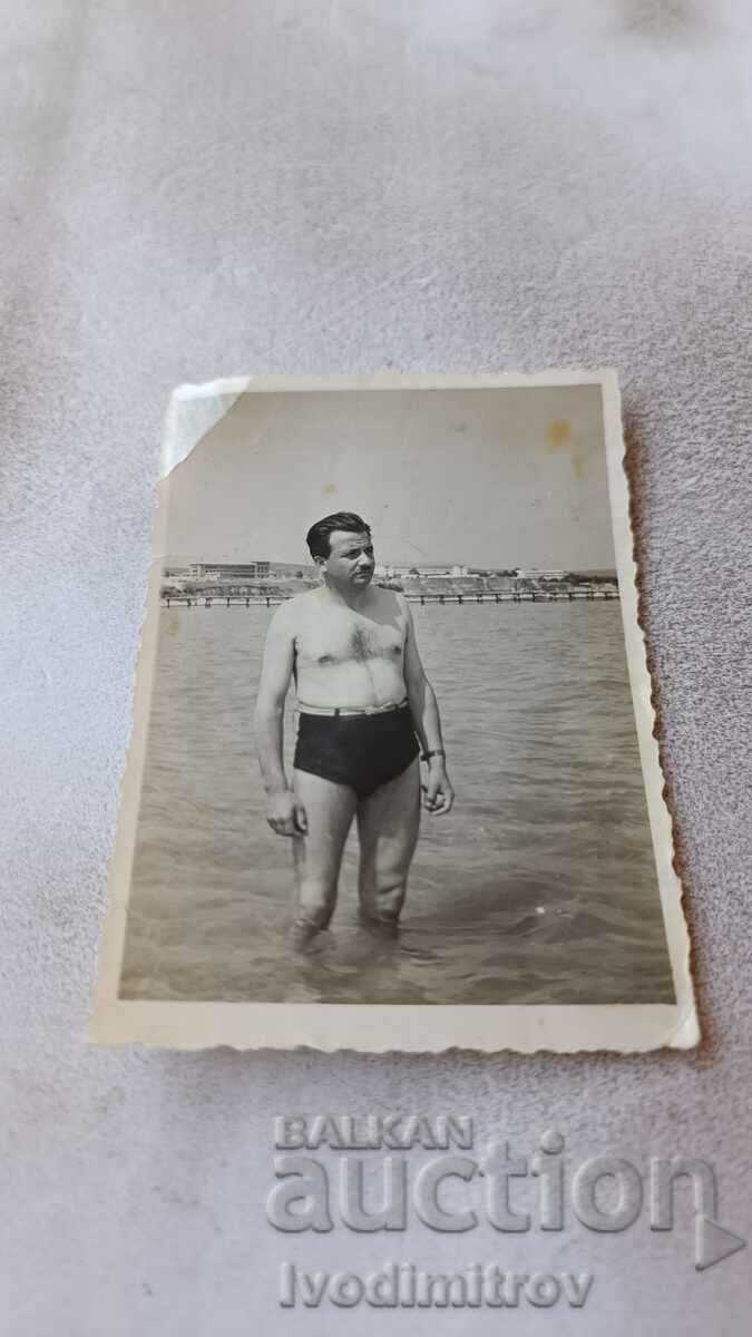Foto Omul pe plajă