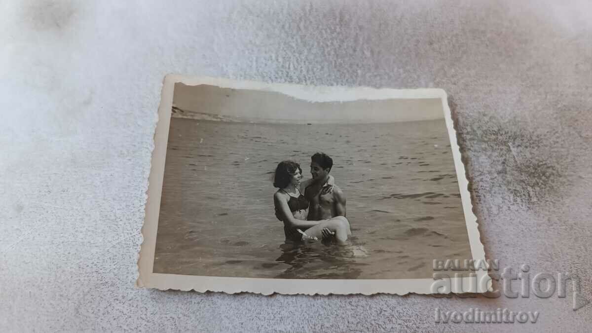Φωτογραφία Ένας νεαρός άνδρας και ένα νεαρό κορίτσι στη θάλασσα