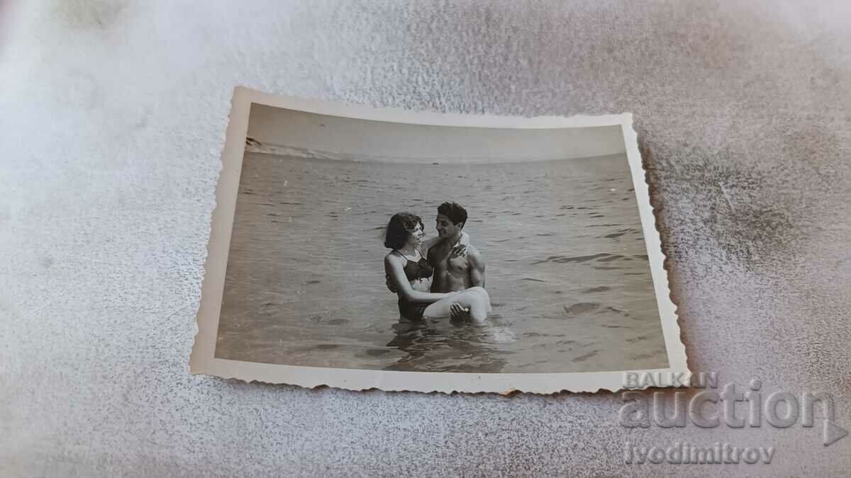 Fotografie Un tânăr și o fată tânără în mare