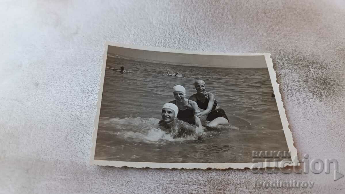 Снимка Три млади момичета на брега на морето