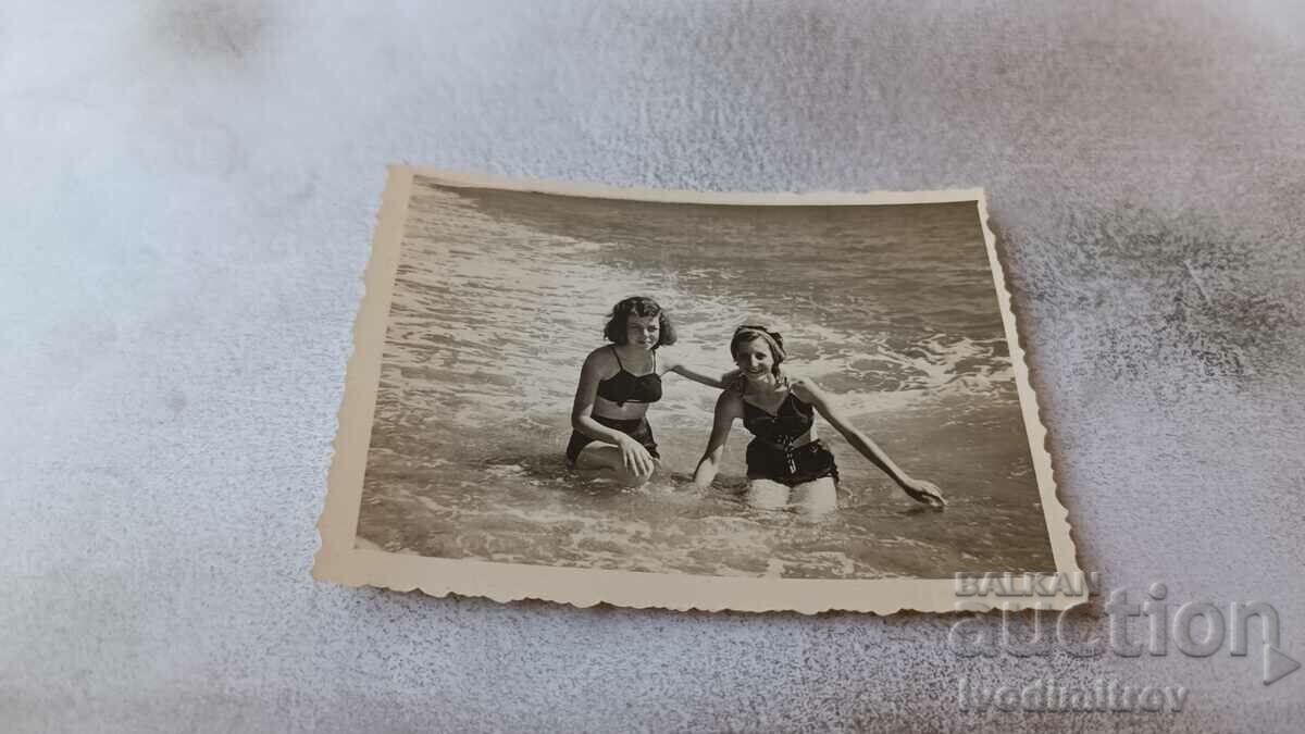 Photo Two young girls on the beach