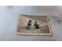 Fotografie Două fete tinere pe plajă