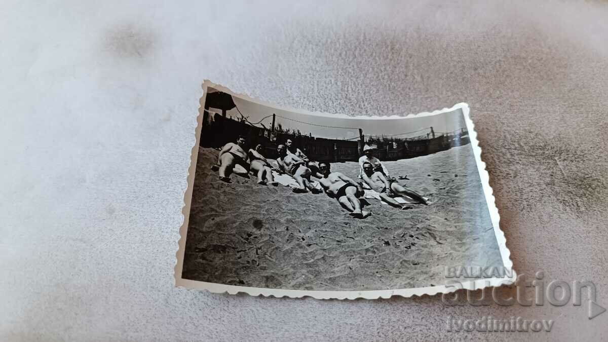 Снимка Поморие Мъже и жени на плажа 1964