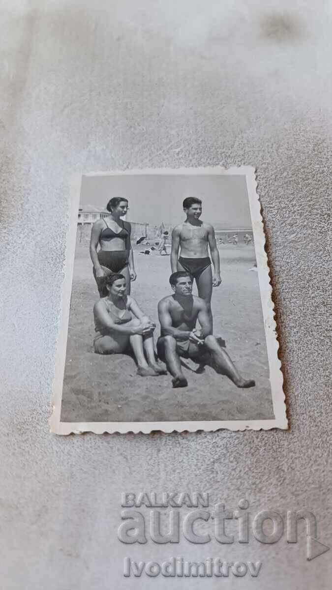 Φωτογραφία Άνδρας γυναίκα νεολαία και κορίτσι στην παραλία