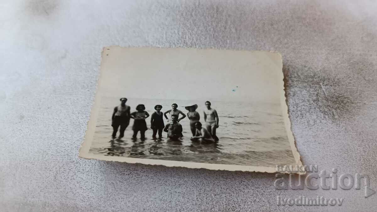Снимка Мъже и жени на брега на морето
