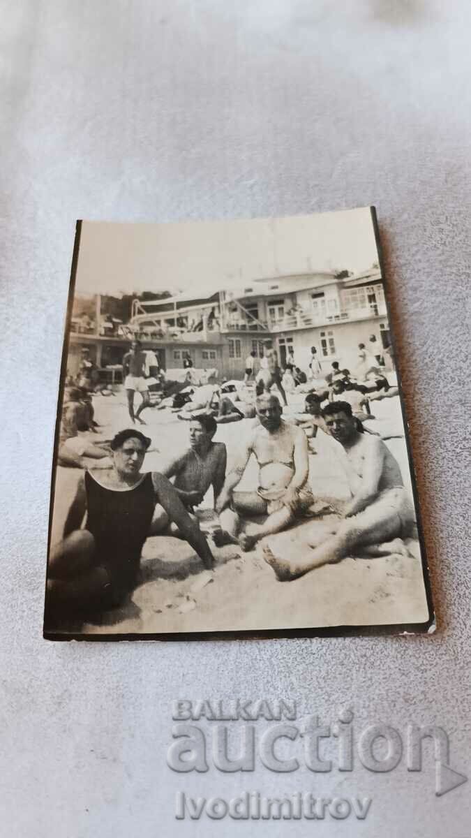 Снимка Трима мъже и момче на плажа 1928