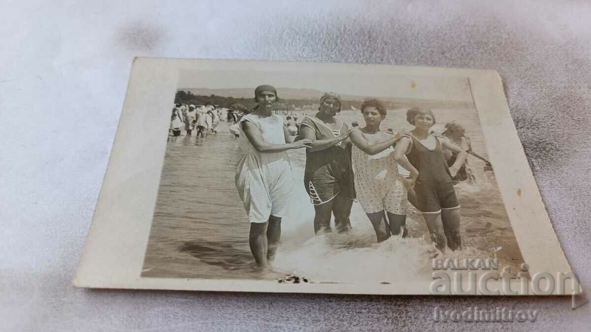 Photo Four women in vintage swimsuits on the beach