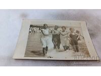 Снимка Четири жени в ретро бански костюми на брега на морето