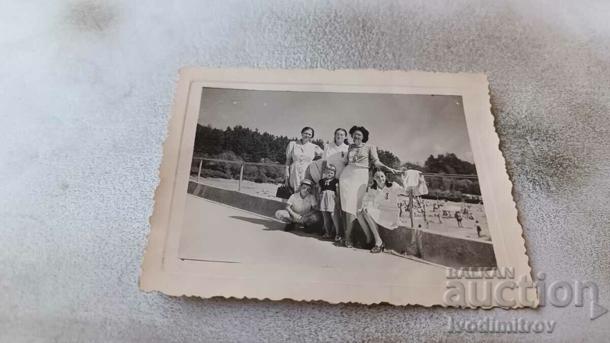 Fotografie Femei și copii întinși pe plajă 1943