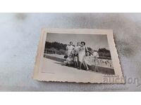 Fotografie Femei și copii întinși pe plajă 1943