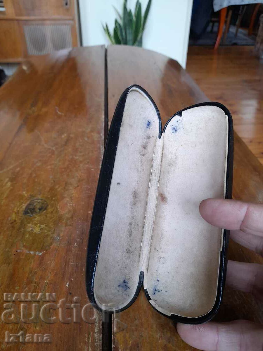 Livrarea Cutie veche pentru ochelari