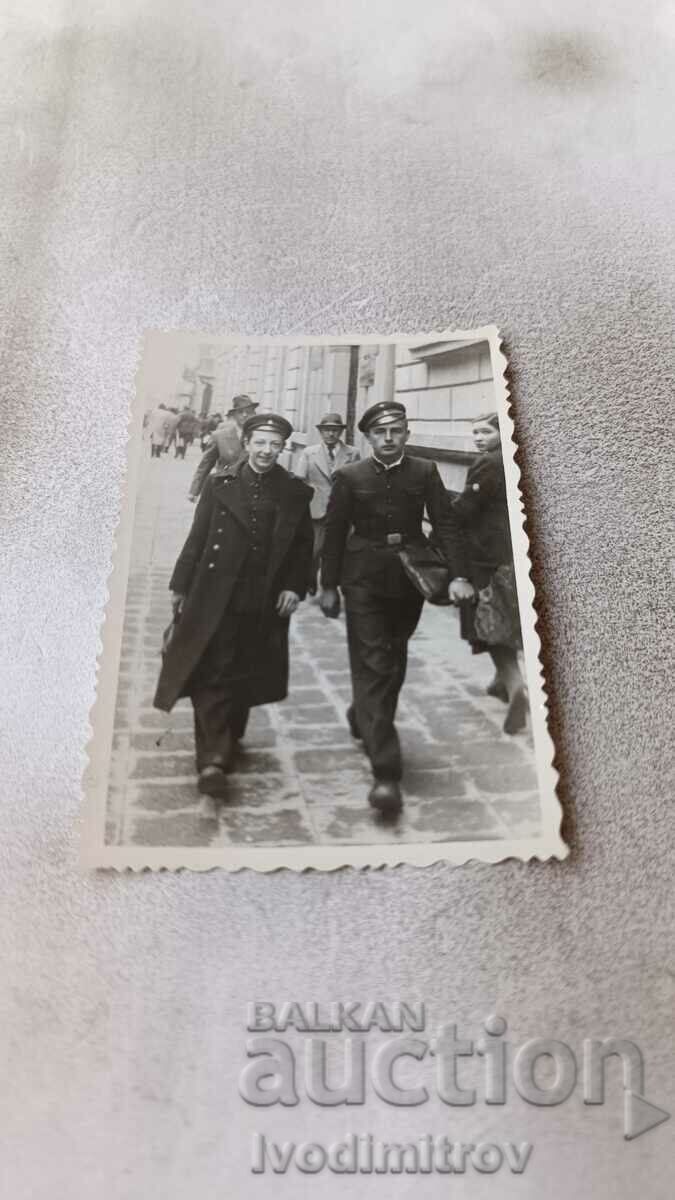Снимка София Двама ученици на разходка по улица Леге 1942