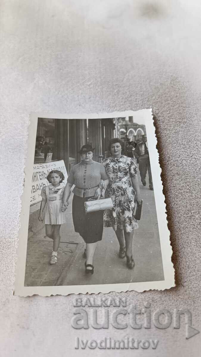 Снимка София Две жени и момиче на булевард Мария Луиза 1939