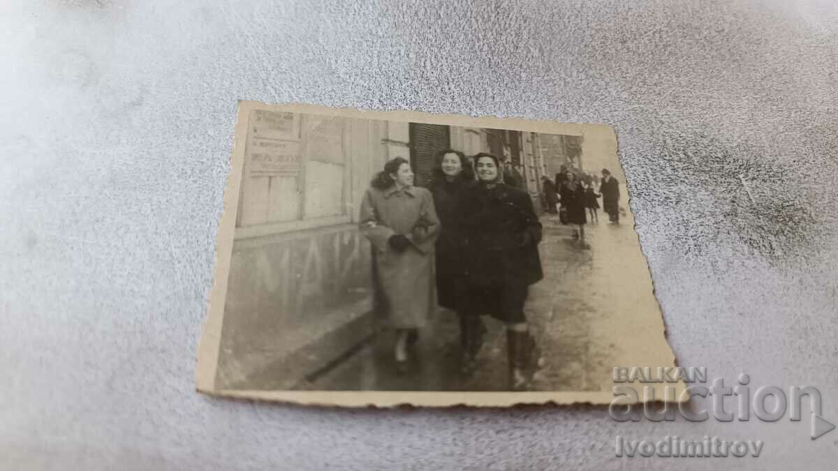 Снимка София Три млади жени на разходка 1949