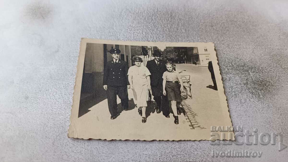 Снимка София Двама мъже жена и момиче на разходка 1939