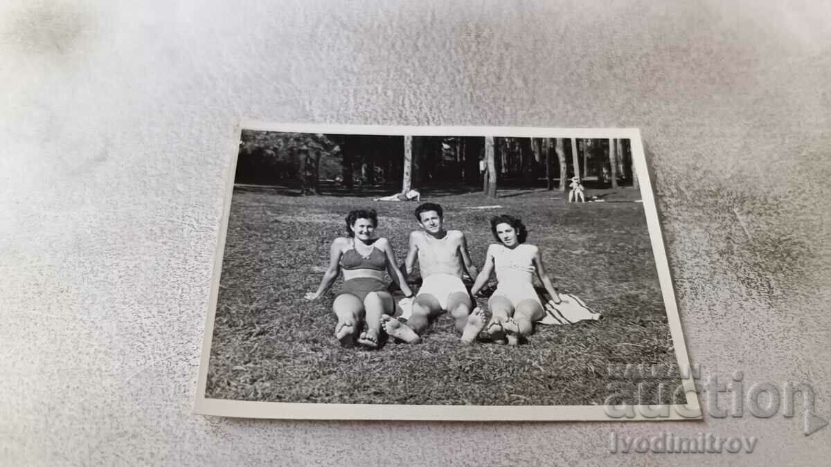 Photo Sofia A man and two women on Maria Luisa beach 1951