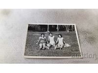 Fotografie Sofia Un bărbat și două femei pe plaja Maria Luisa 1951