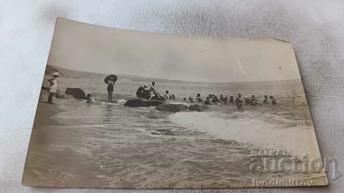 Fotografie Galata Femei si copii care fac baie in mare 1929