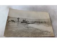 Снимка Галата Жени и деца къпещи се в морето 1929