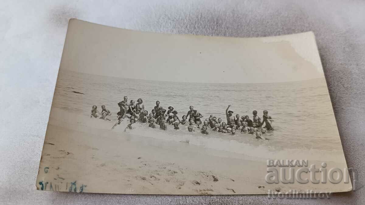Снимка Мъже жени и деца на брега на морето 1929