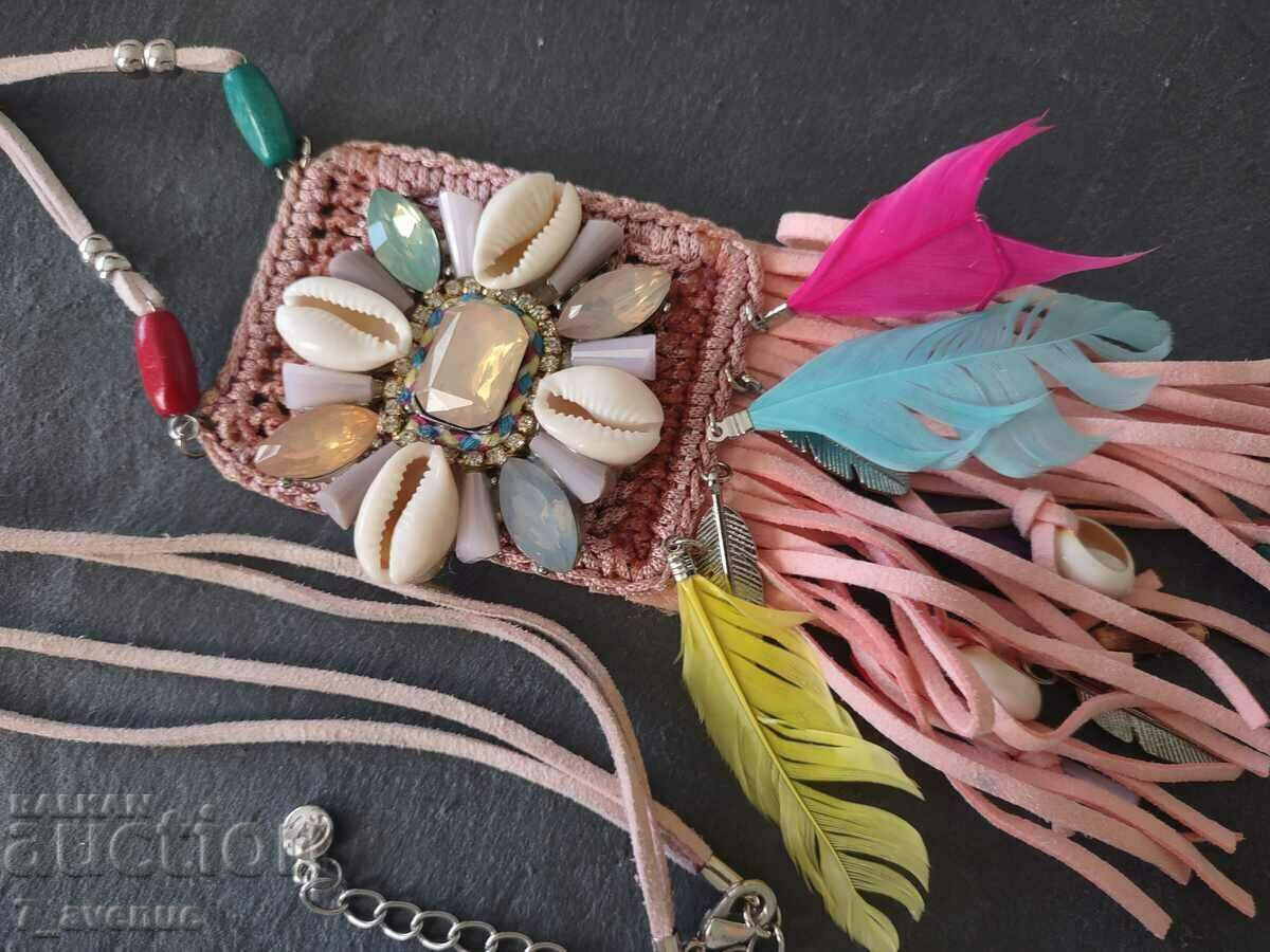 Frumos colier colier bijuterii, pene, motive native americane, etnice cu preț 44.00 BGN | € 22.50 Frumos colier colier bijuterii, pene, motive native americane, etnice cu preț 44.00 BGN | € 22.50