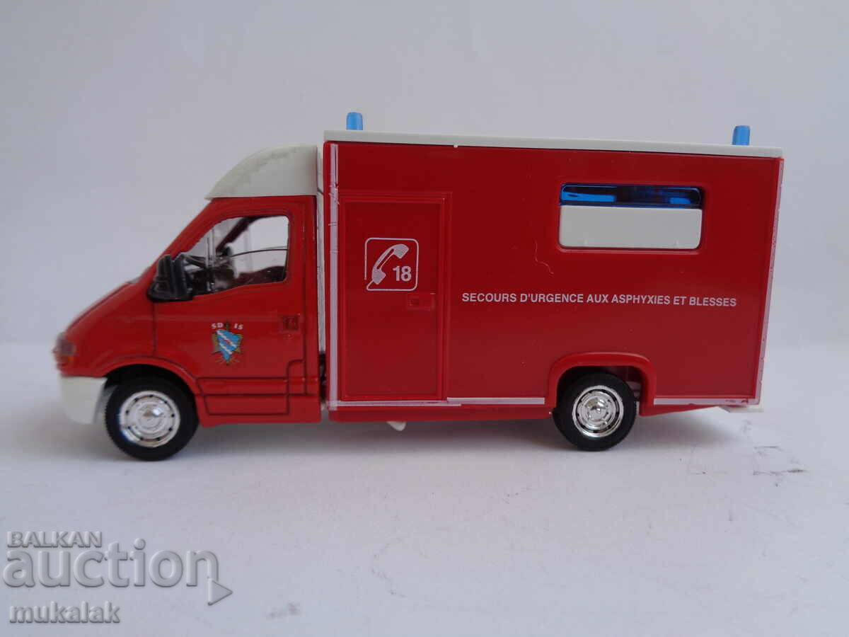 1:50 JUCĂRIE SOLIDO RENAULT MASTER AMBULANCE TROLLEY