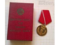 Μετάλλιο για 25 χρόνια λαϊκής εξουσίας
